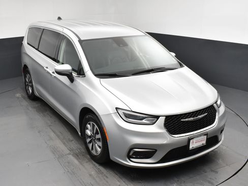 Used 2023 Chrysler Pacifica Touring-L image 21