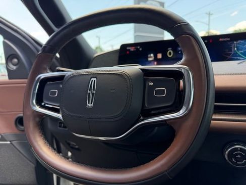 Used 2025 Lincoln Navigator Reserve AWD/4WD image 6