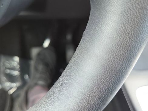 Used 2024 Tesla Model Y 2WD image 31