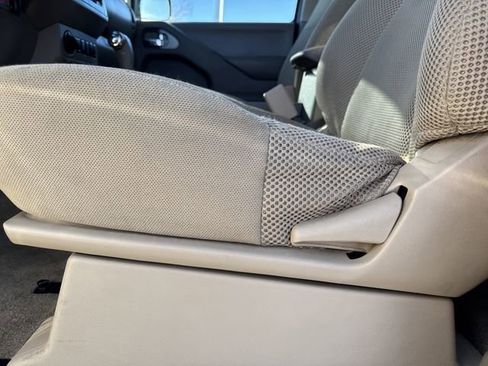 Used 2016 Nissan Frontier SV image 9