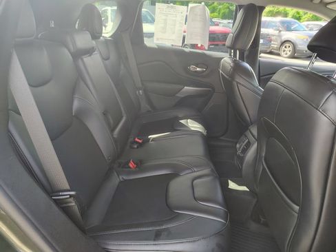 Used 2019 Jeep Cherokee Latitude Plus w/ Cold Weather Group AWD/4WD image 17