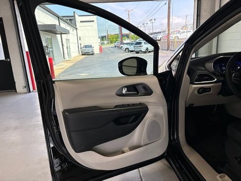 Used 2024 Chrysler Pacifica Touring-L FWD image 8