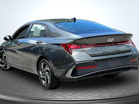 Used 2025 Hyundai Elantra Sport FWD image 4