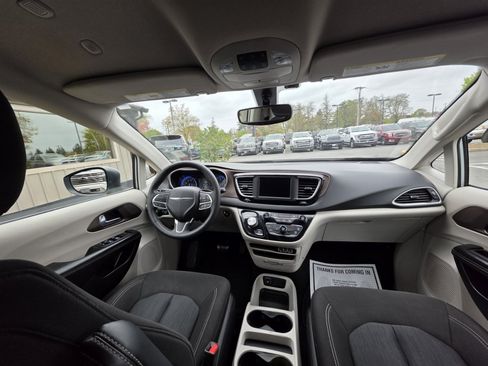 Used 2022 Chrysler Voyager LX FWD image 13