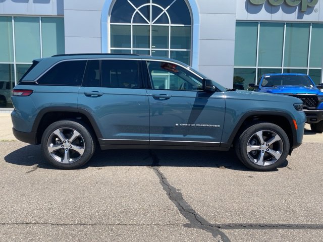 Used 2026 Jeep Grand Cherokee Limited w/ Trailer Tow Package AWD/4WD image 3