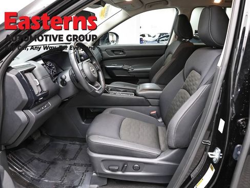 Used 2025 Nissan Pathfinder SV FWD image 14