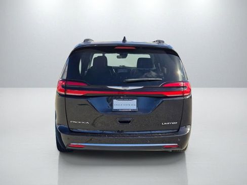 Used 2023 Chrysler Pacifica Limited image 5