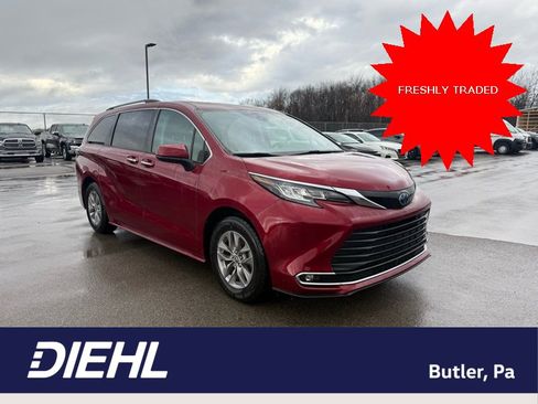 Used 2022 Toyota Sienna XLE image 1