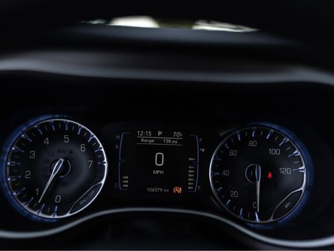 Used 2018 Chrysler Pacifica Touring-L image 21