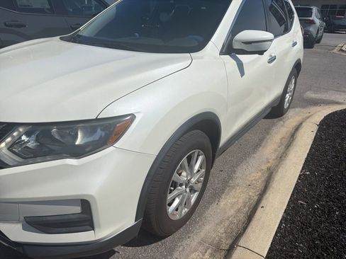 Used 2017 Nissan Rogue SV w/ SV Premium Package FWD image 13