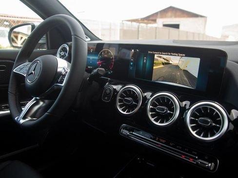 Certified 2025 Mercedes-Benz GLA 250 4MATIC image 33