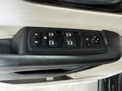 Used 2024 Chrysler Pacifica Limited FWD image 17