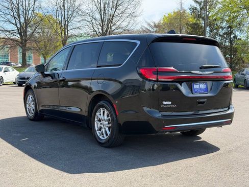 Used 2023 Chrysler Pacifica Touring-L image 4