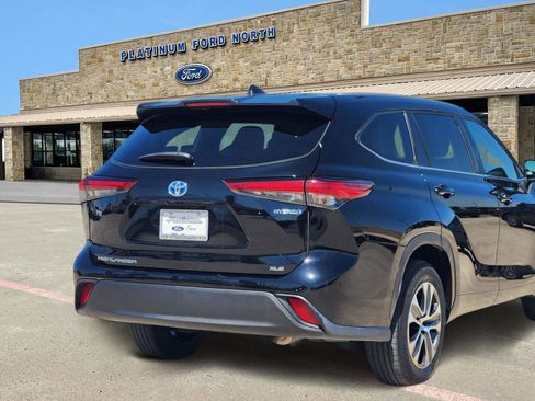 Used 2023 Toyota Highlander XLE image 5