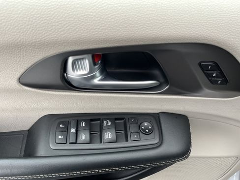 Used 2024 Chrysler Pacifica Touring-L FWD image 16