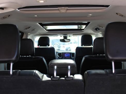 Used 2018 Chrysler Pacifica Limited FWD image 18