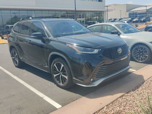 Used 2022 Toyota Highlander XSE FWD image 3