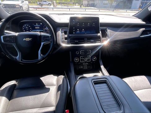 Used 2023 Chevrolet Suburban LT w/ Luxury Package image 15
