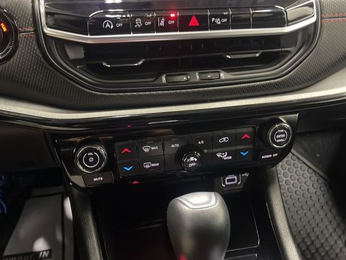 Used 2025 Jeep Compass Trailhawk AWD/4WD image 10