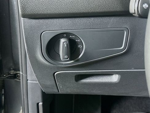 Used 2023 Volkswagen Tiguan SE image 17