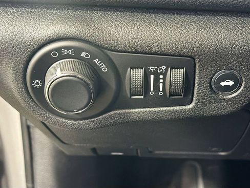 Used 2016 Chrysler 200 Limited w/ Convenience Group FWD image 12