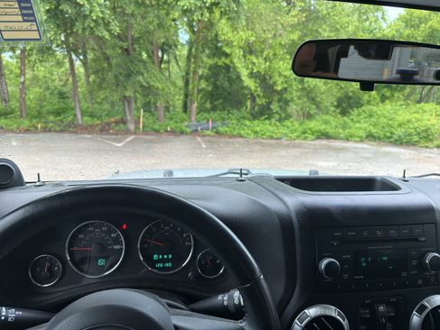 Used 2012 Jeep Wrangler Unlimited Sahara w/ Connectivity Group AWD/4WD image 11