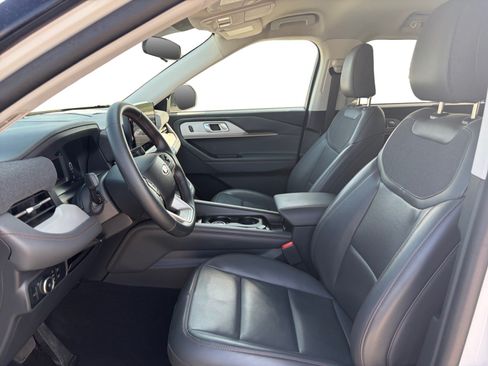 Certified 2025 Ford Explorer Active w/ Active Comfort Package RWD image 11