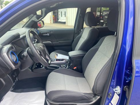 Used 2022 Toyota Tacoma TRD Off-Road image 11