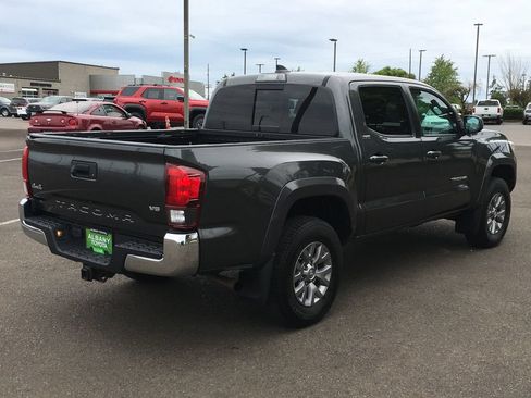 Used 2019 Toyota Tacoma SR5 AWD/4WD image 8
