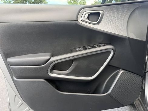 Used 2025 Kia Soul LX w/ LX Technology Package FWD image 9