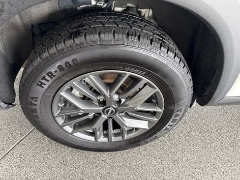 Used 2024 Nissan Rogue S FWD image 27