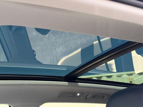 Used 2024 Volkswagen Tiguan SE w/ Panoramic Sunroof Package AWD/4WD image 4