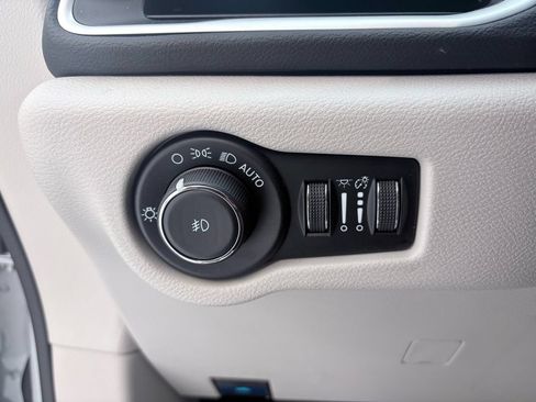 Used 2024 Chrysler Pacifica Touring-L FWD image 31