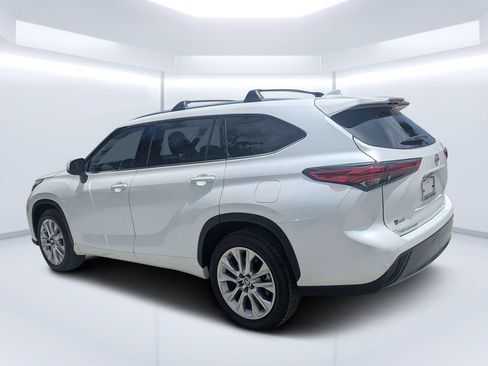 Used 2022 Toyota Highlander Limited FWD image 4