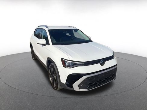 Used 2025 Volkswagen Taos SE image 3