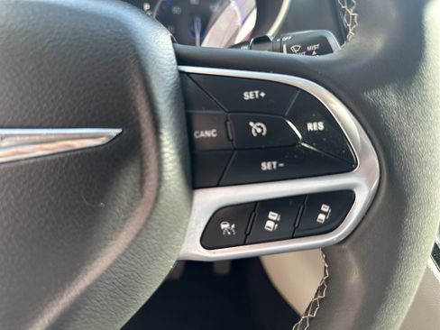 Used 2023 Chrysler Pacifica Touring-L FWD image 12
