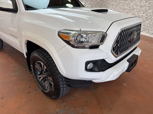 Used 2018 Toyota Tacoma TRD Sport image 9
