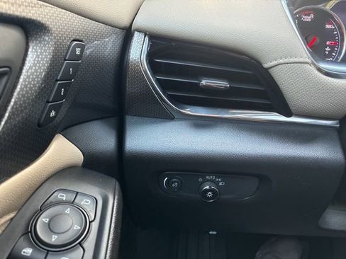 Used 2023 Chevrolet Traverse Premier image 27