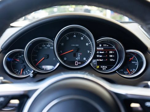 Used 2016 Porsche Cayenne w/ Premium Package image 35