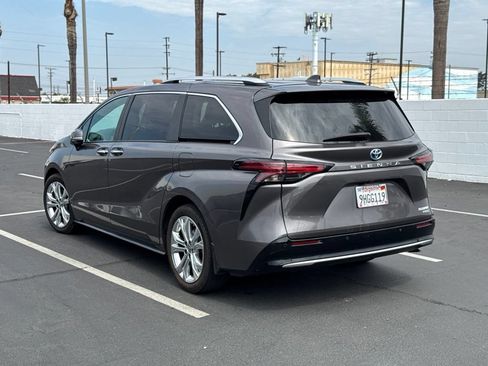 Used 2023 Toyota Sienna Platinum FWD image 3