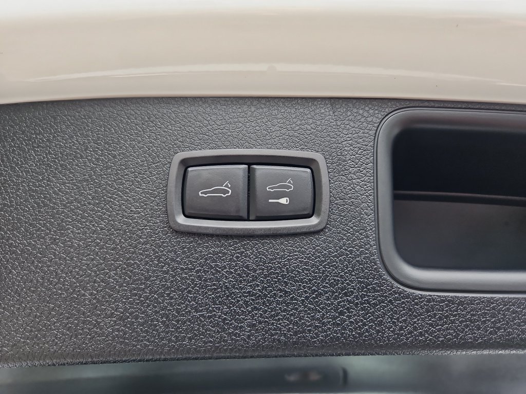 Certified 2026 Porsche Macan AWD/4WD image 25