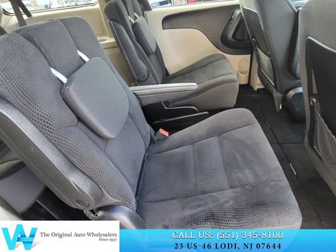 Used 2019 Dodge Grand Caravan SE w/ UConnect Hands-Free Group image 18