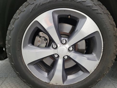 Used 2019 Jeep Cherokee Limited FWD image 31