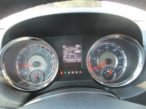 Used 2014 Chrysler Town & Country Touring FWD image 30