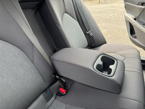 Used 2018 Toyota Camry LE FWD image 18