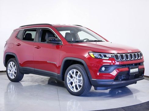 Used 2024 Jeep Compass Latitude image 2