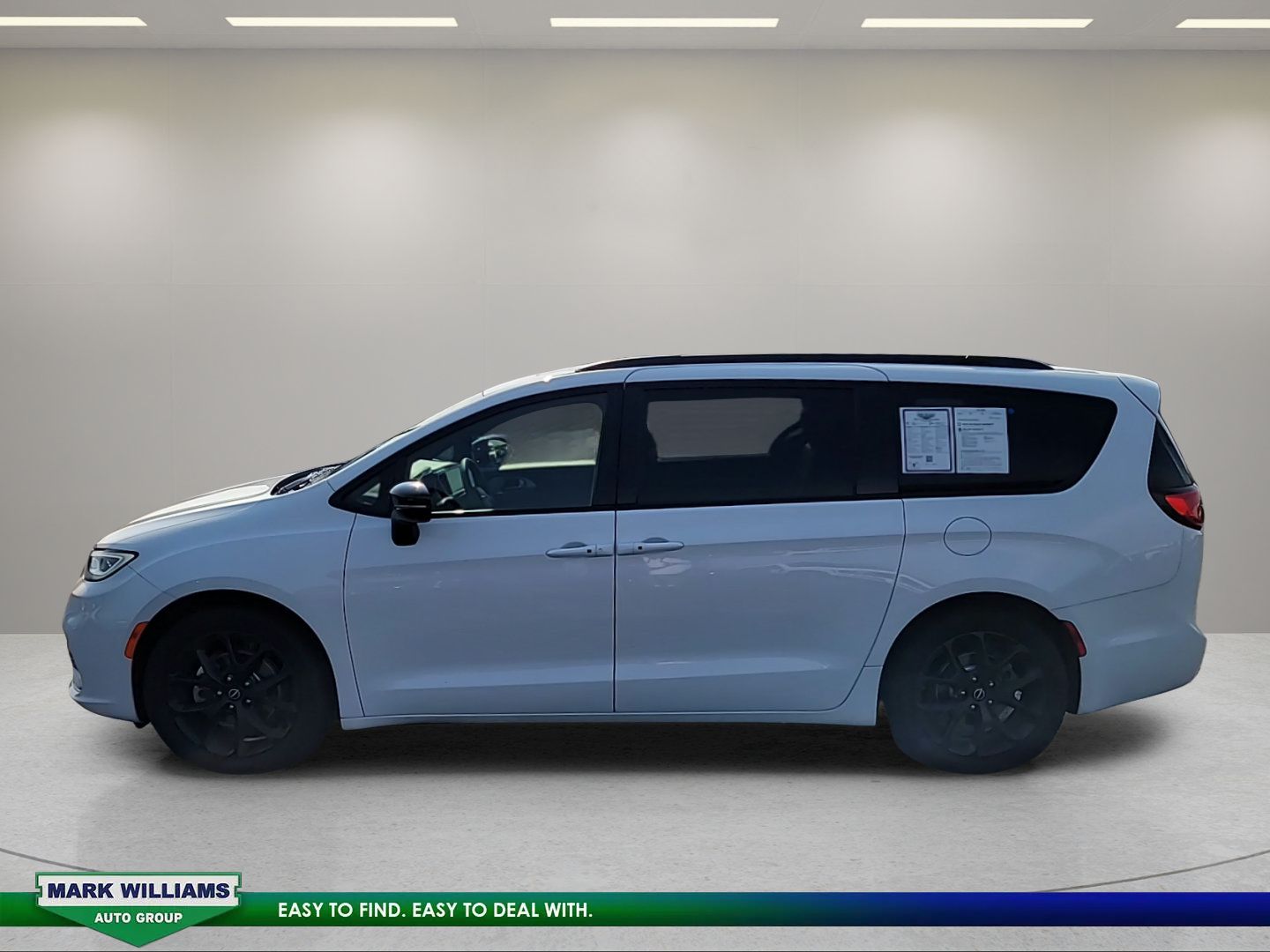 Used 2025 Chrysler Pacifica Limited FWD image 9