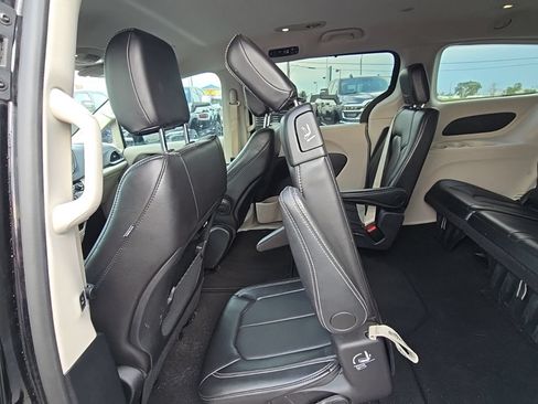 Used 2024 Chrysler Pacifica Touring-L FWD image 37