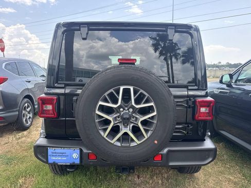 Used 2024 Jeep Wrangler Unlimited Sahara w/ Technology Group AWD/4WD image 5