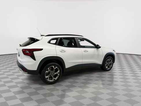 Certified 2025 Chevrolet Trax LT w/ LT Convenience Package image 11